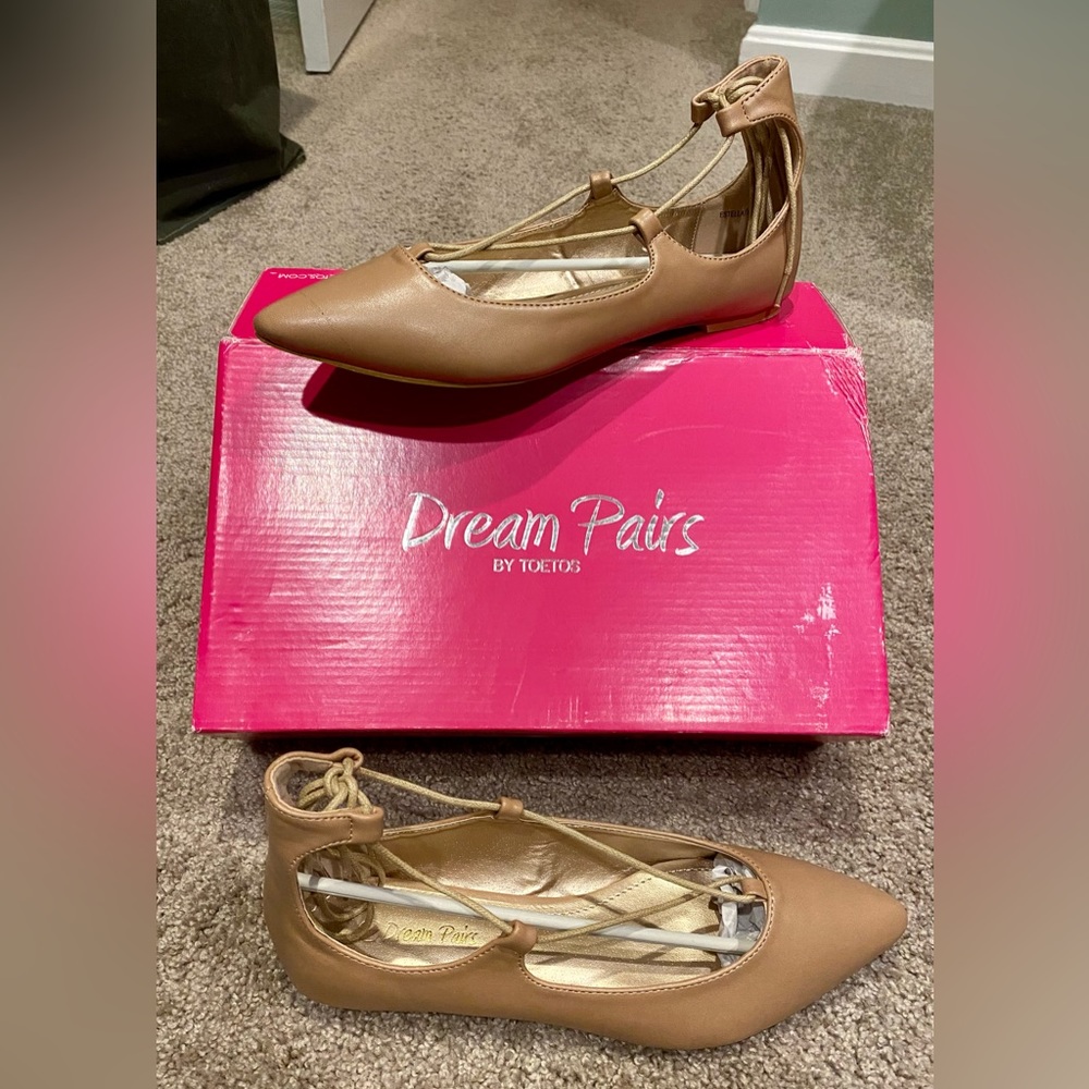 Womans flats: Estella Dream Pairs by Toetos size 8.5, new in box. Nude